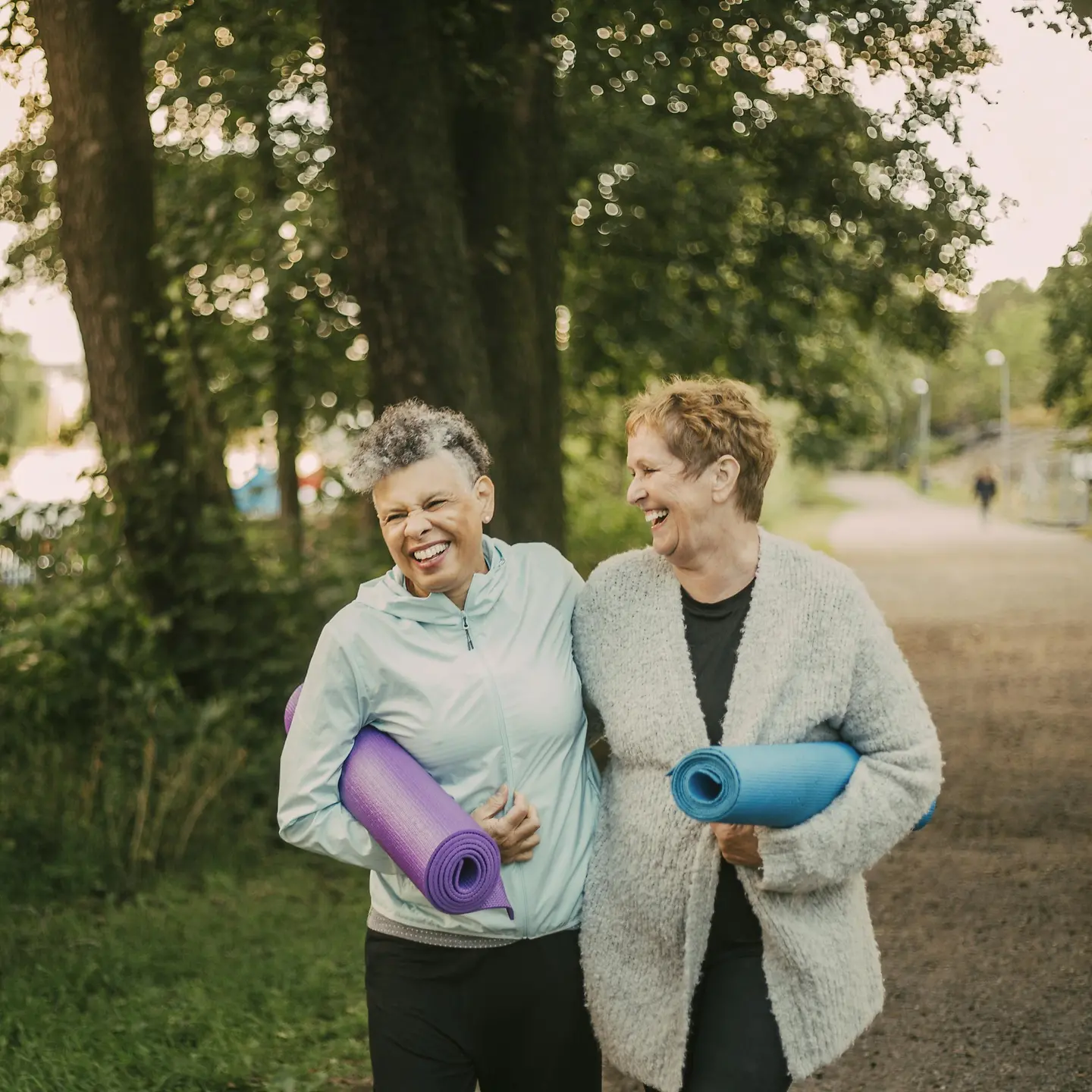 Ältere Frauen beim Sport im Wald