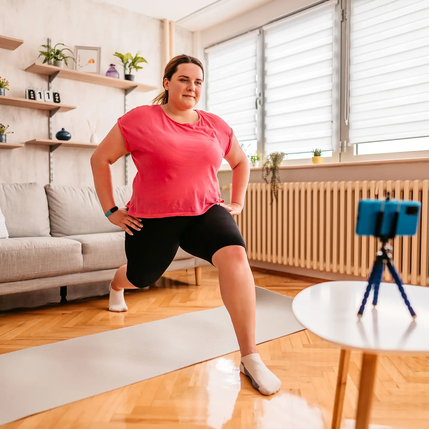 Eine junge Frau probiert mit Sport abzunehmen.