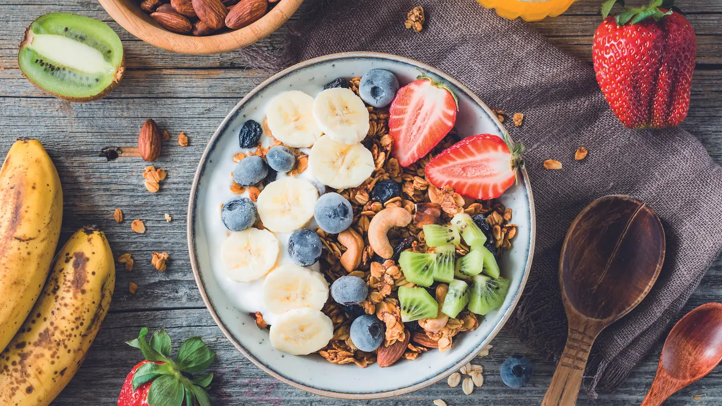 Eine Schale Müsli mit Joghurt, Nüssen und Früchten